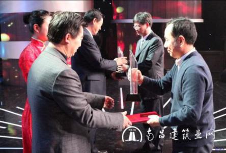 省政府副秘书长蔡玉峰、省住房和城乡建厅厅长张勇为获奖单位颁奖